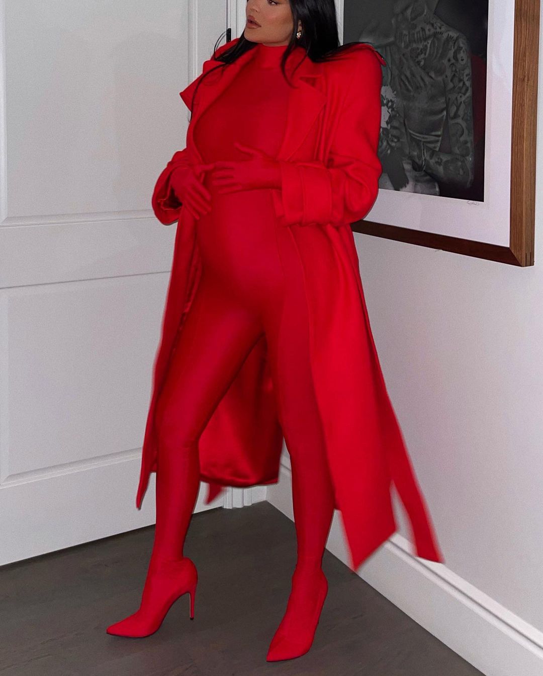 Вагітна Кайлі Дженнер вийшла в світ в облягаючому комбінезоні і на шпильках