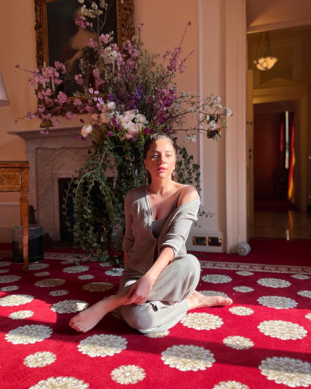 От бунтарки до светской львицы: как менялся стиль Леди Гаги после съемок в фильме Gucci