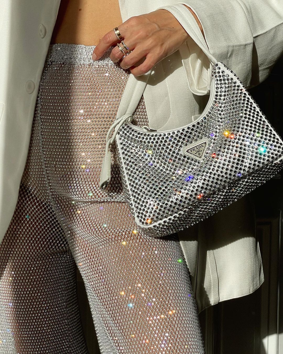 Пайетки, бархат и шелк: стилист показала, как нарядиться на Новый год 2022