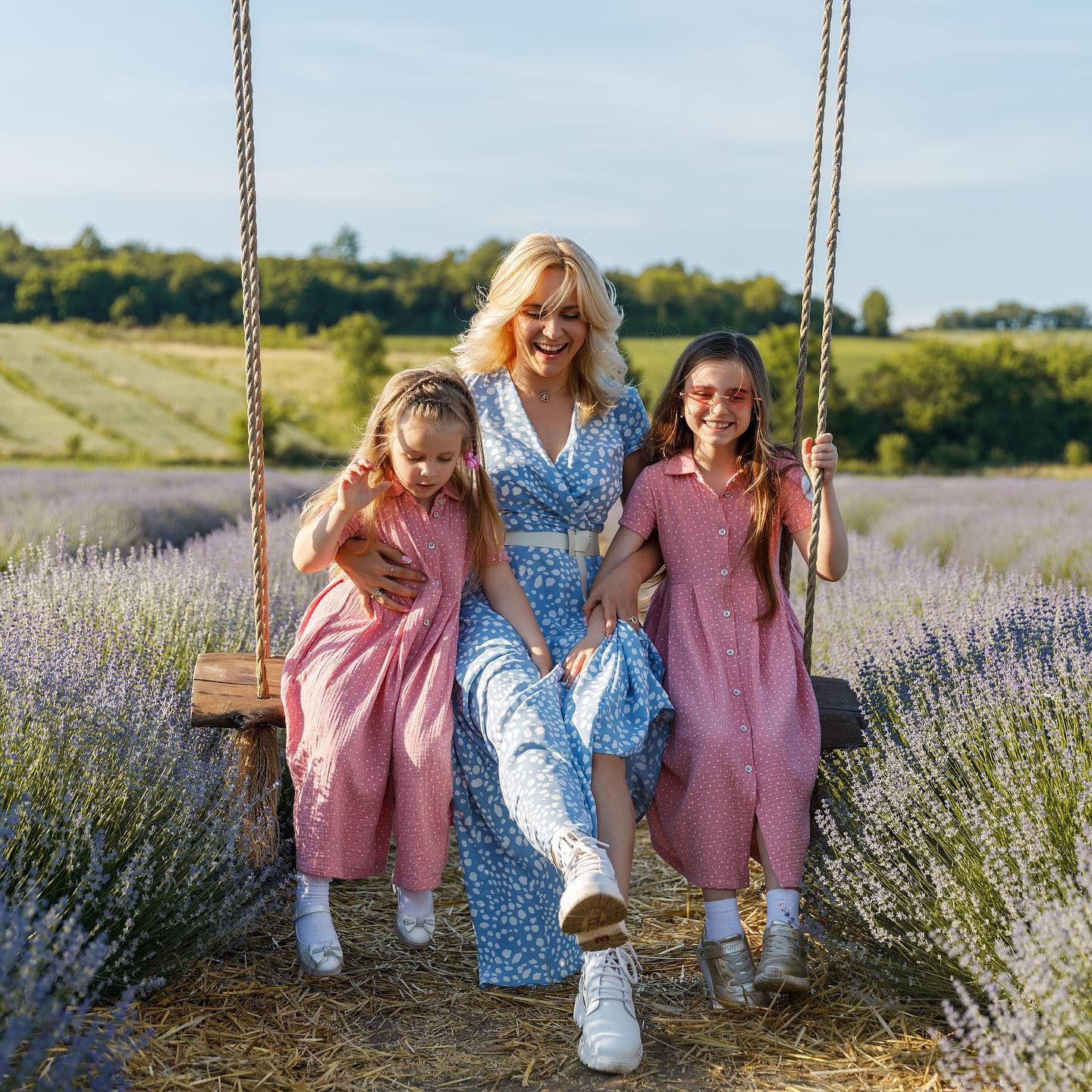 Миті крихкого миру: Ребрик підкорила милими фото з дочками в лавандовому полі