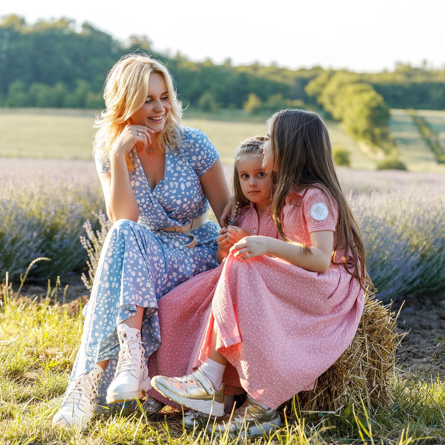 Миті крихкого миру: Ребрик підкорила милими фото з дочками в лавандовому полі