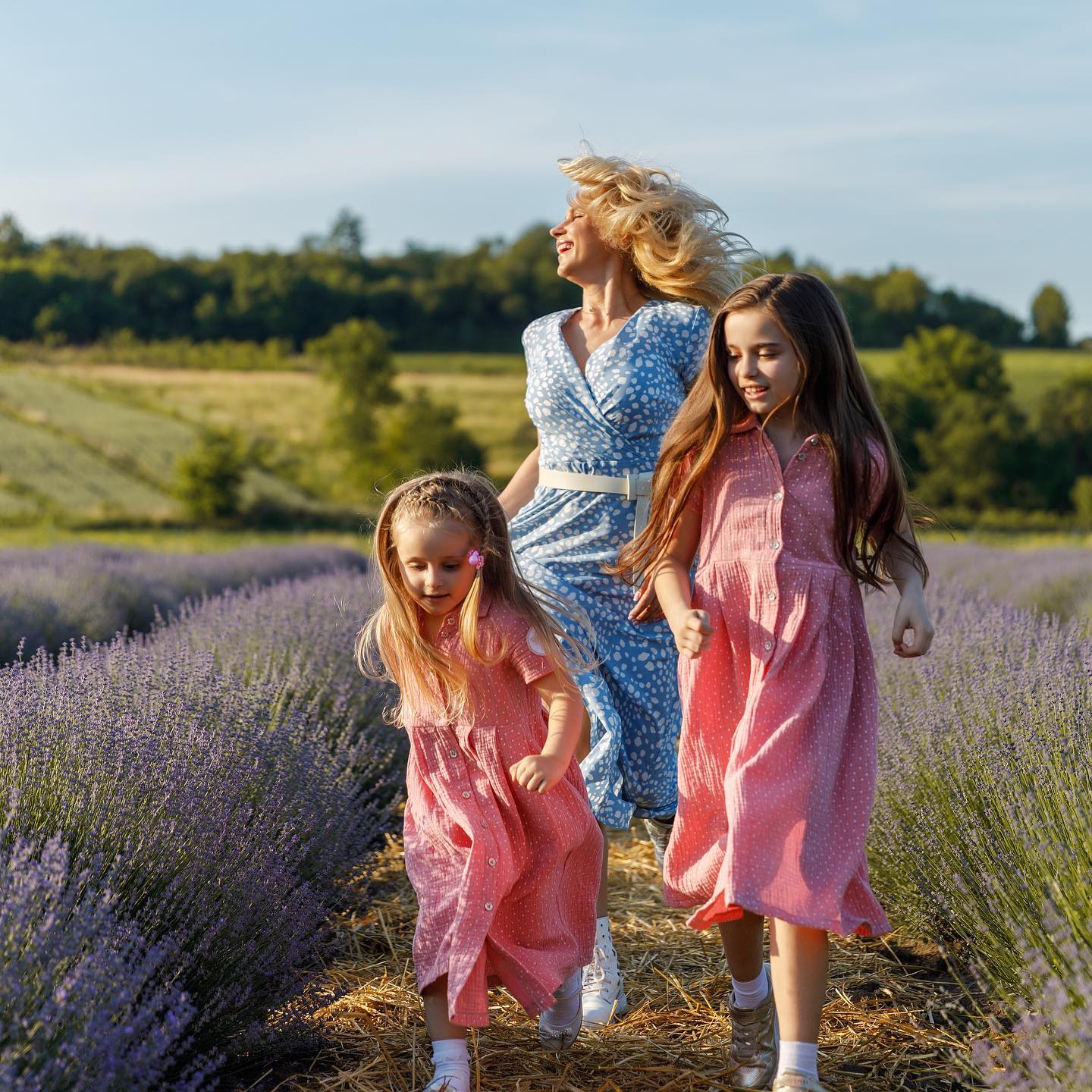 Миті крихкого миру: Ребрик підкорила милими фото з дочками в лавандовому полі