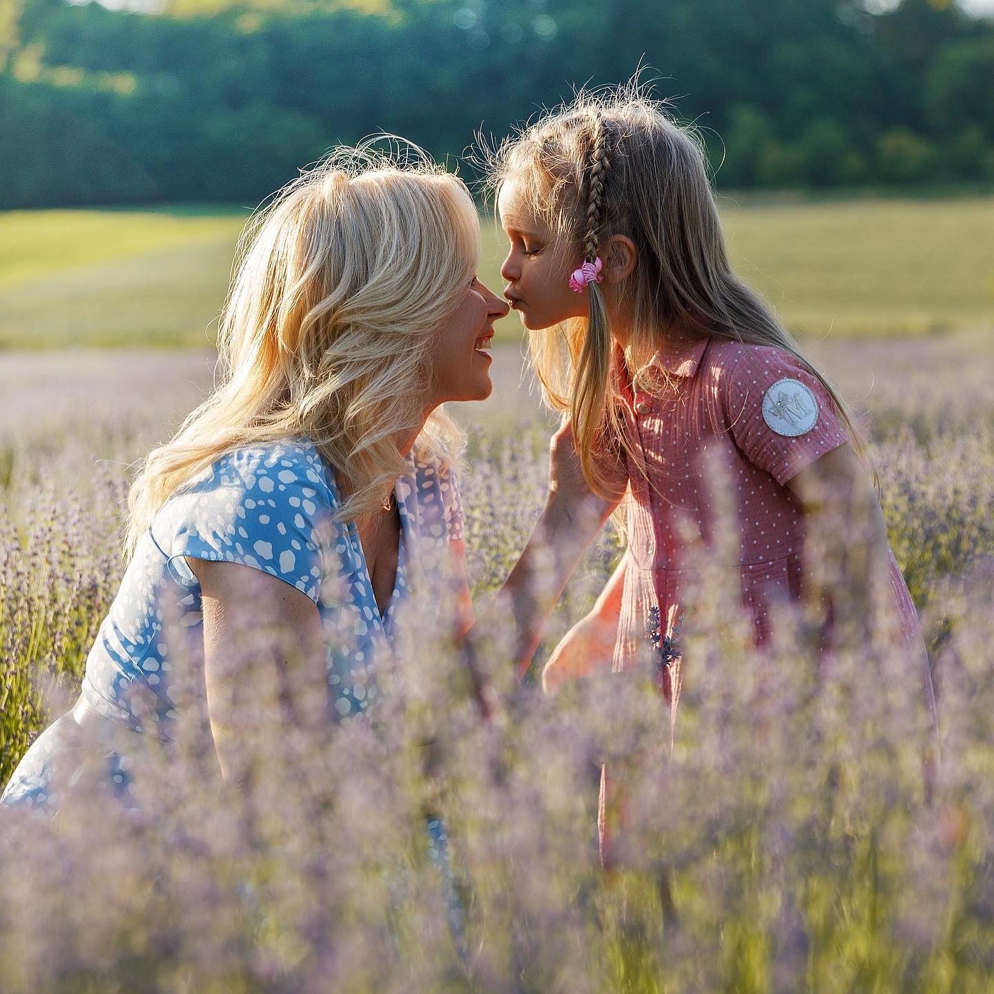 Миті крихкого миру: Ребрик підкорила милими фото з дочками в лавандовому полі
