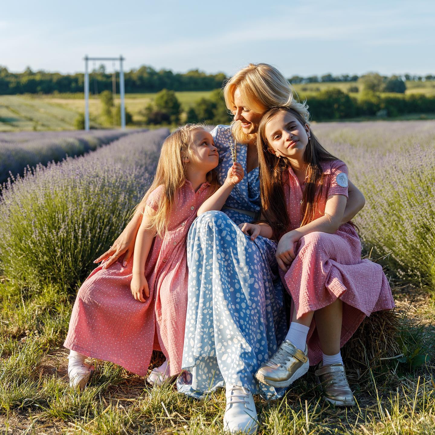 Миті крихкого миру: Ребрик підкорила милими фото з дочками в лавандовому полі