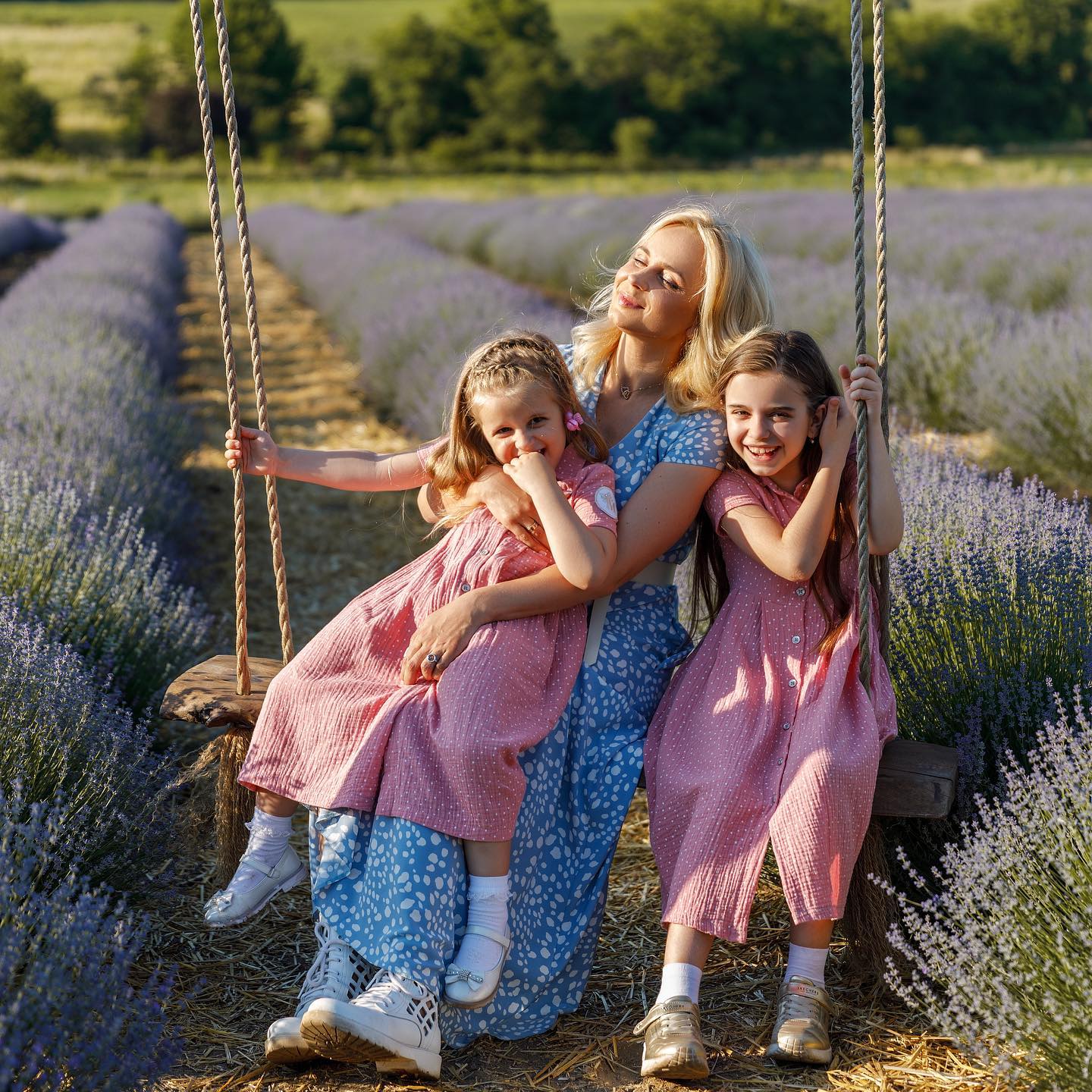 Миті крихкого миру: Ребрик підкорила милими фото з дочками в лавандовому полі