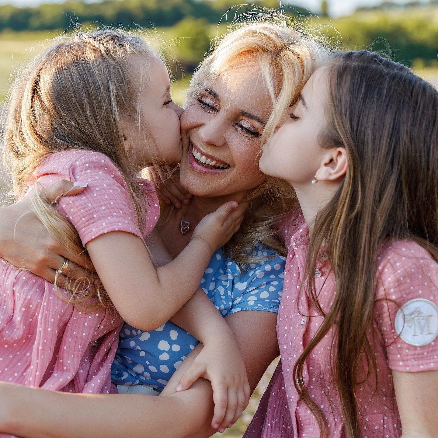 Миті крихкого миру: Ребрик підкорила милими фото з дочками в лавандовому полі