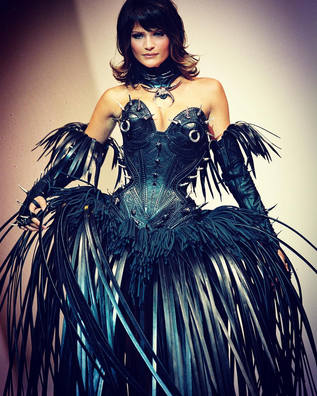 Ким Кардашьян, Ирина Шейк, Белла Хадид и другие знаменитости в культовых образах от Тьерри Мюглера