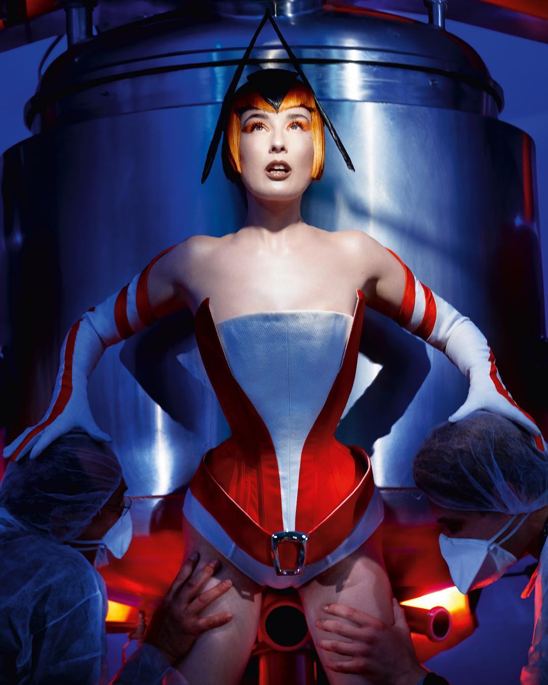 Ким Кардашьян, Ирина Шейк, Белла Хадид и другие знаменитости в культовых образах от Тьерри Мюглера