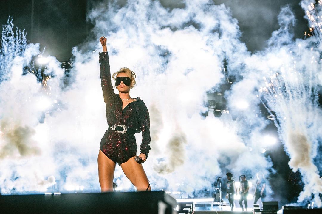 Овальные очки, яркий ремень и платок: ультрамодные аксессуары этой осени, по котором сходит с ума сеть