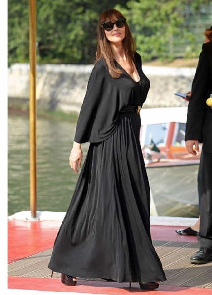 Безпрограшний варіант: 7 лаконічних образів total black на вихід від Моніки Беллуччі