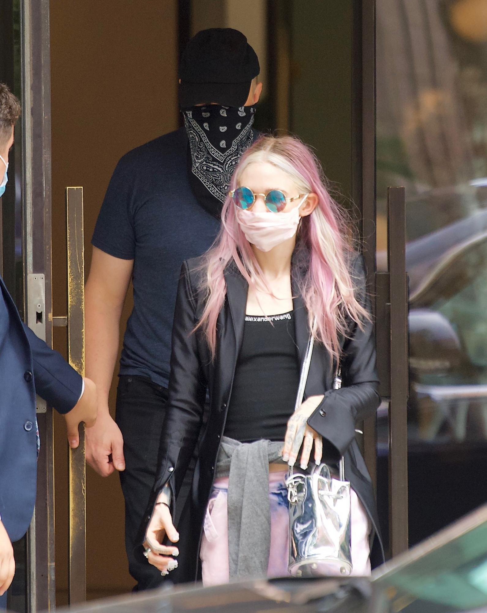 Илон Маск порвал с украинско-французской певицей Grimes после трех лет отношений