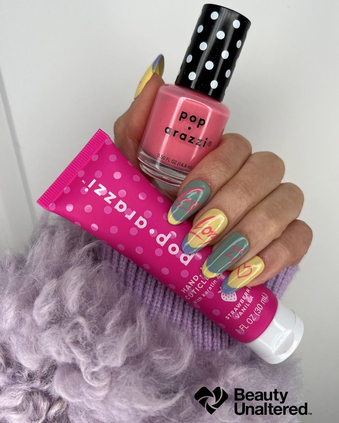 Ярко и сочно: топ-3 самых трендовых маникюра на весну 2022