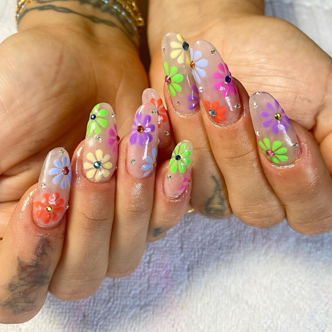 Ярко и сочно: топ-3 самых трендовых маникюра на весну 2022  