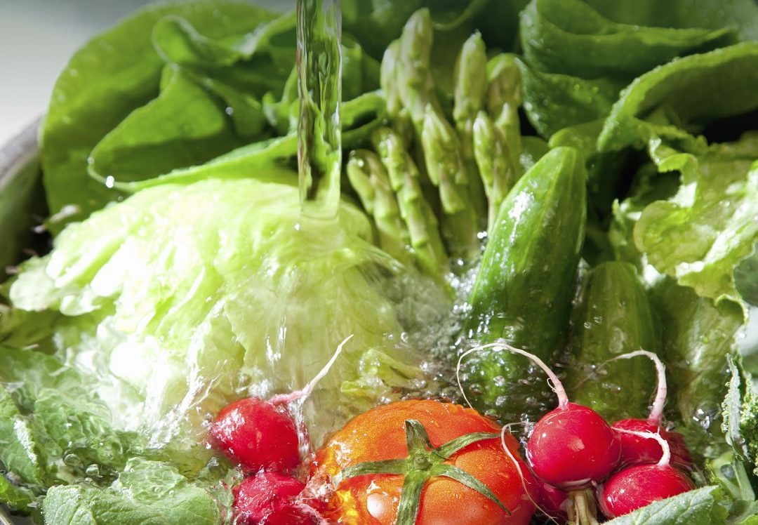 Чтобы не было паразитов: нутрициолог рассказала, как правильно мыть зелень и ягоды перед едой