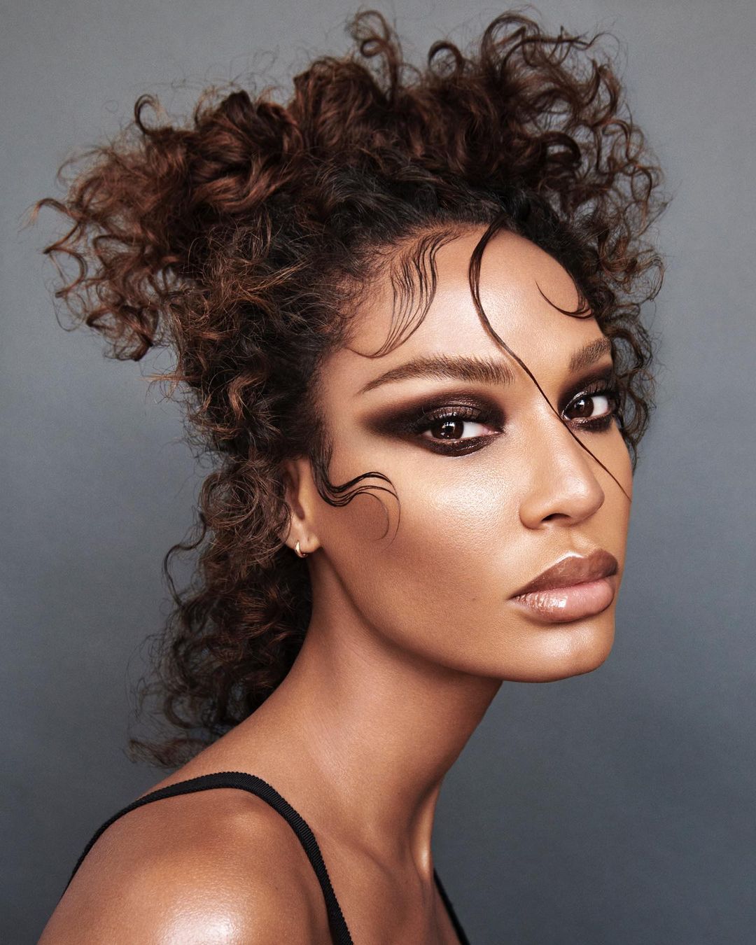 5 ярких образов на Хэллоуин: как легко сделать макияж на примере звезд