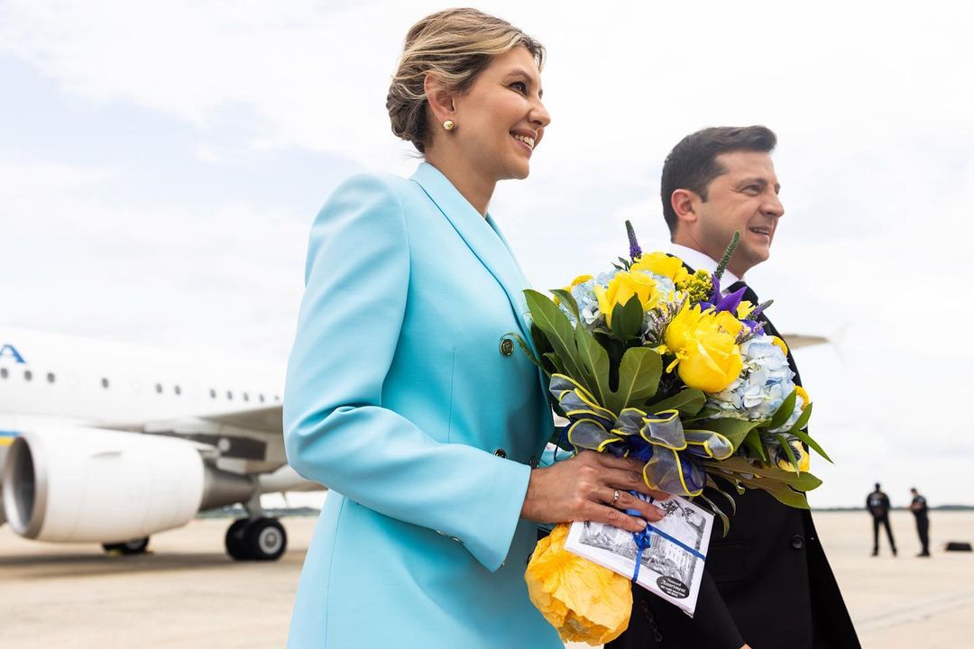 Елена Зеленская прибыла в США в небесно-голубом костюме от украинского бренда