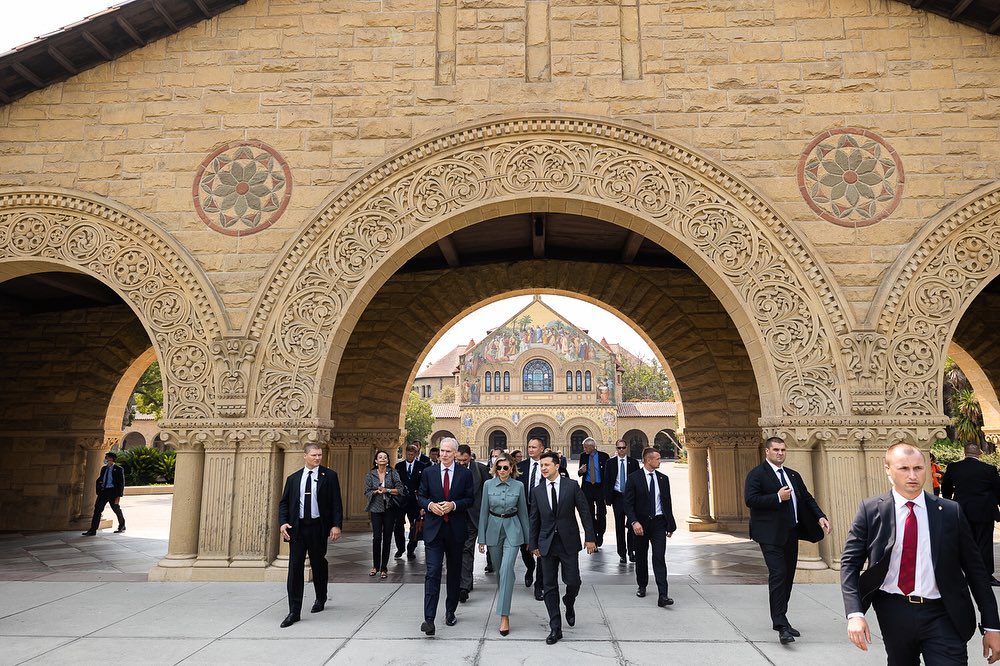 Невероятно стройнит: Елена Зеленская восхитила фигурой в модном брючном костюме