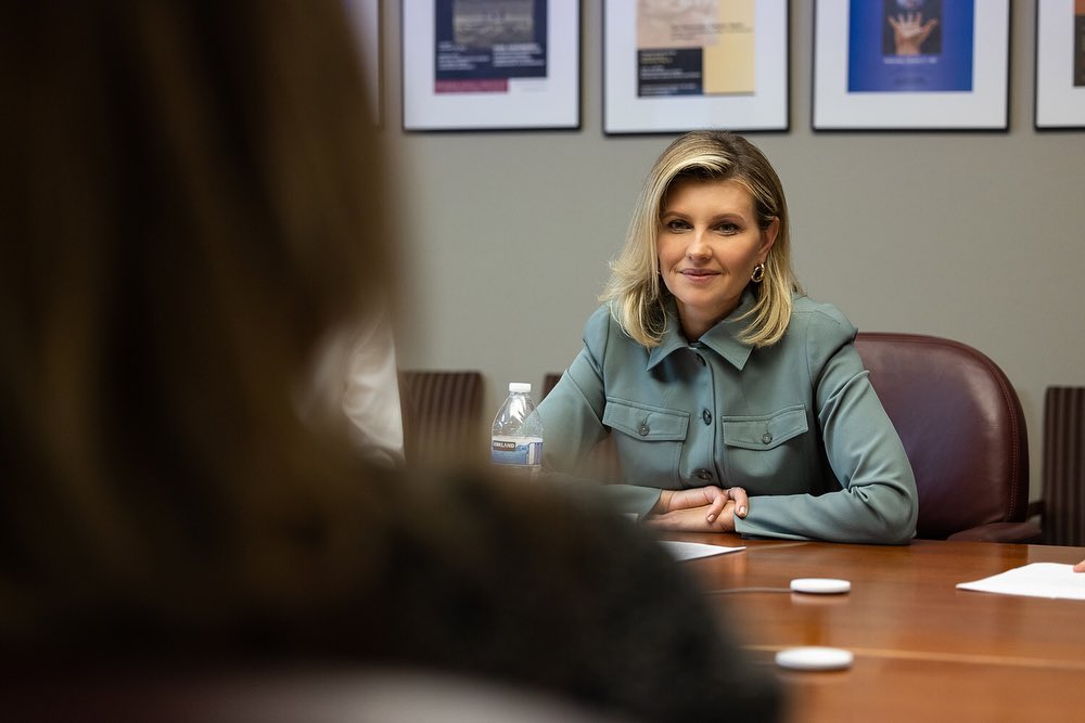 Невероятно стройнит: Елена Зеленская восхитила фигурой в модном брючном костюме