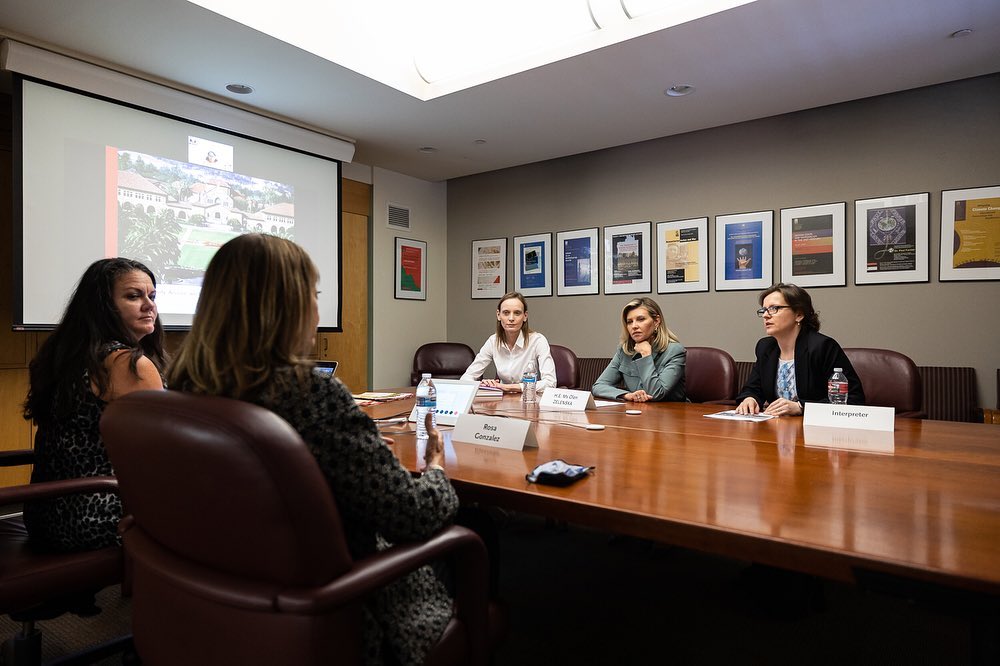 Невероятно стройнит: Елена Зеленская восхитила фигурой в модном брючном костюме