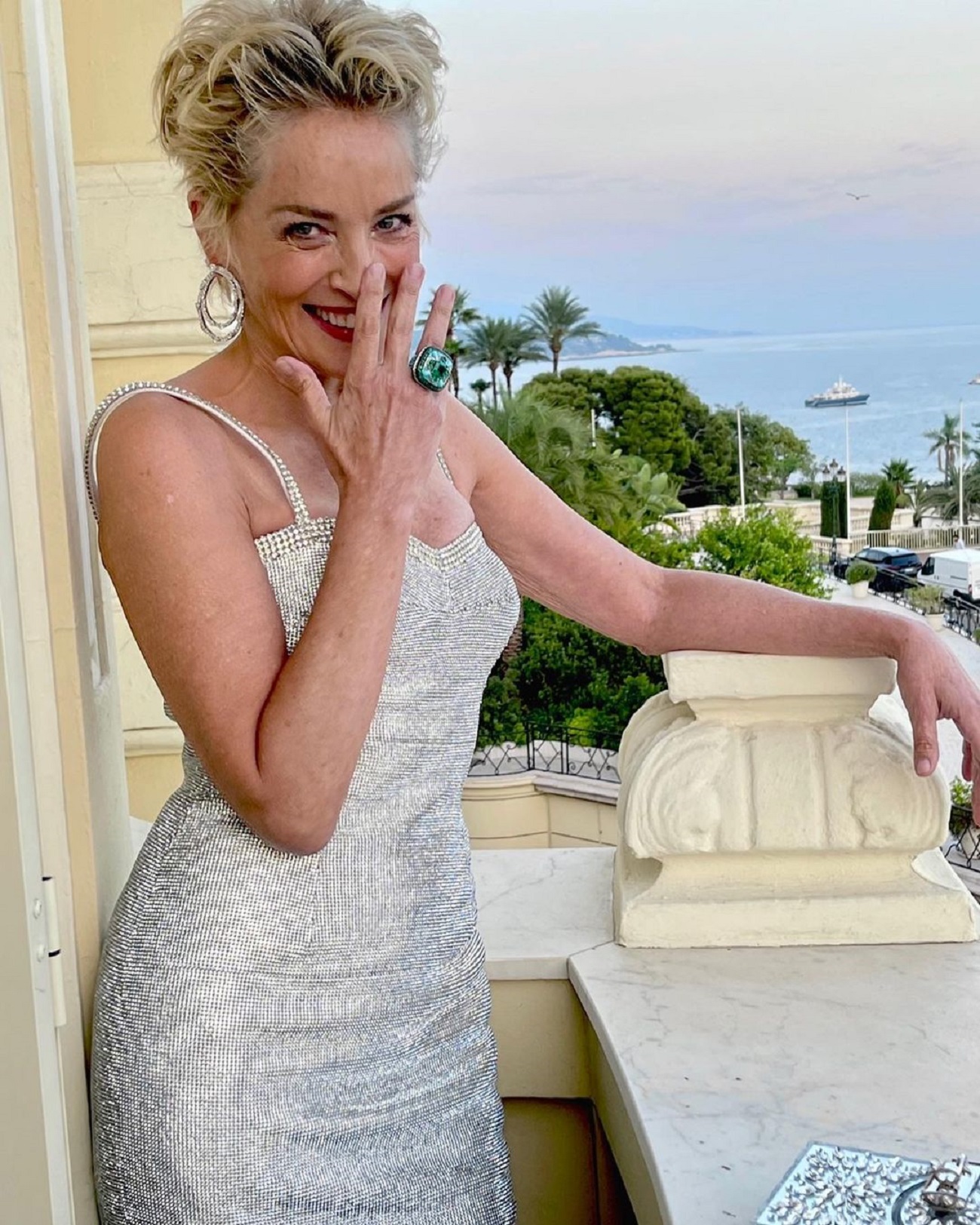 Все красивіше: 63-річна Шерон Стоун в облягаючому платті блищить в Монако