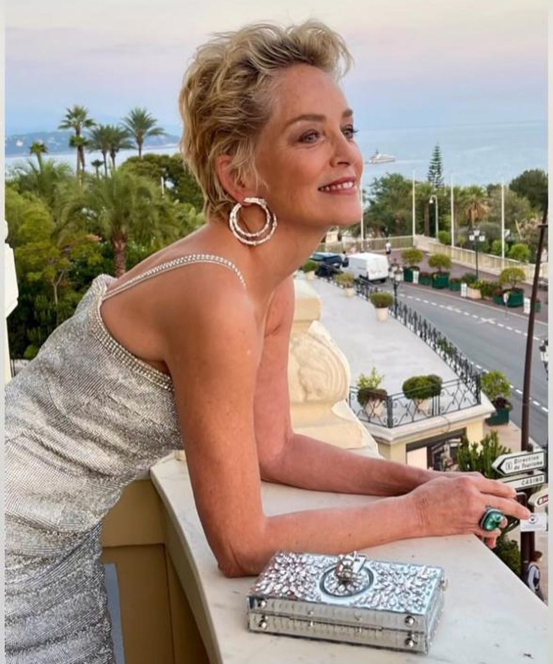 Все красивіше: 63-річна Шерон Стоун в облягаючому платті блищить в Монако
