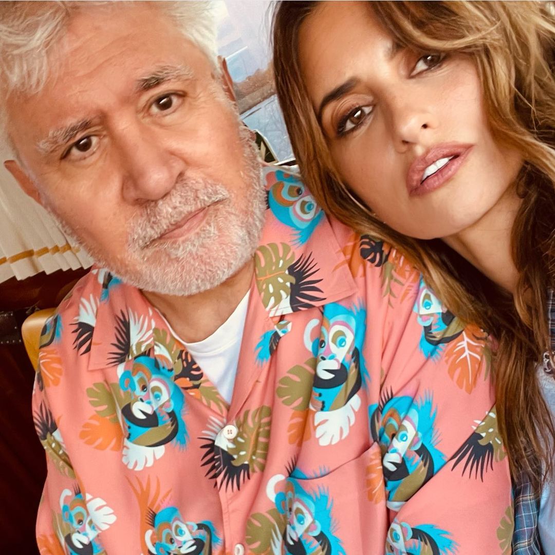 Словно школьница: 47-летняя Пенелопа Крус в твидовом костюме демонстрирует точеную фигуру