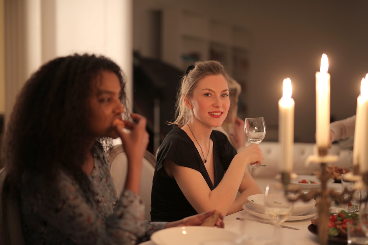 Як "вижити" в гостях, якщо ти на дієті: дієтолог запропонувала варіанти рішень