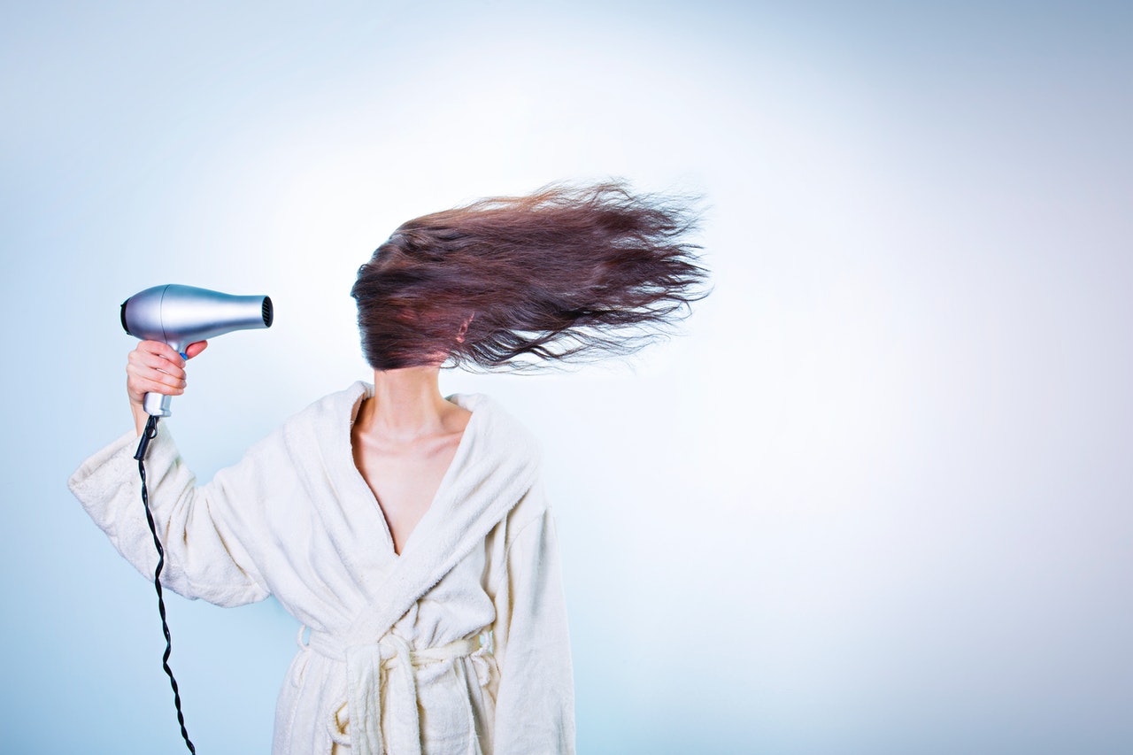 Если быстро пачкаются волосы: трихолог назвала возможные причины и предложила решение