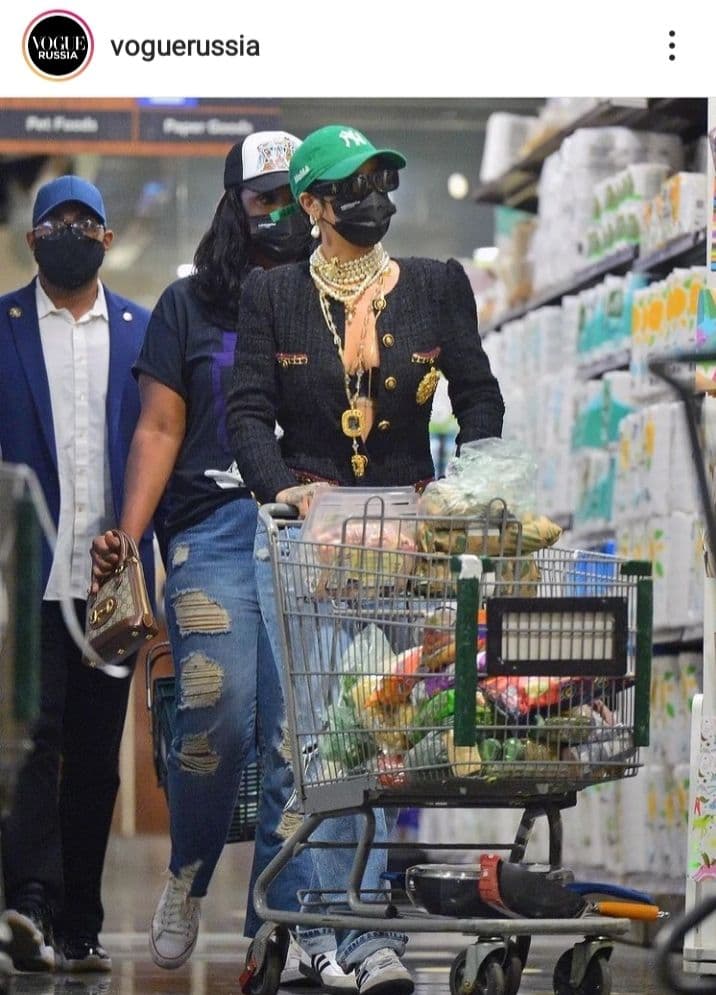 Может себе позволить: самая богатая певица в мире Рианна ходит в супермаркет в Chanel и Gucci