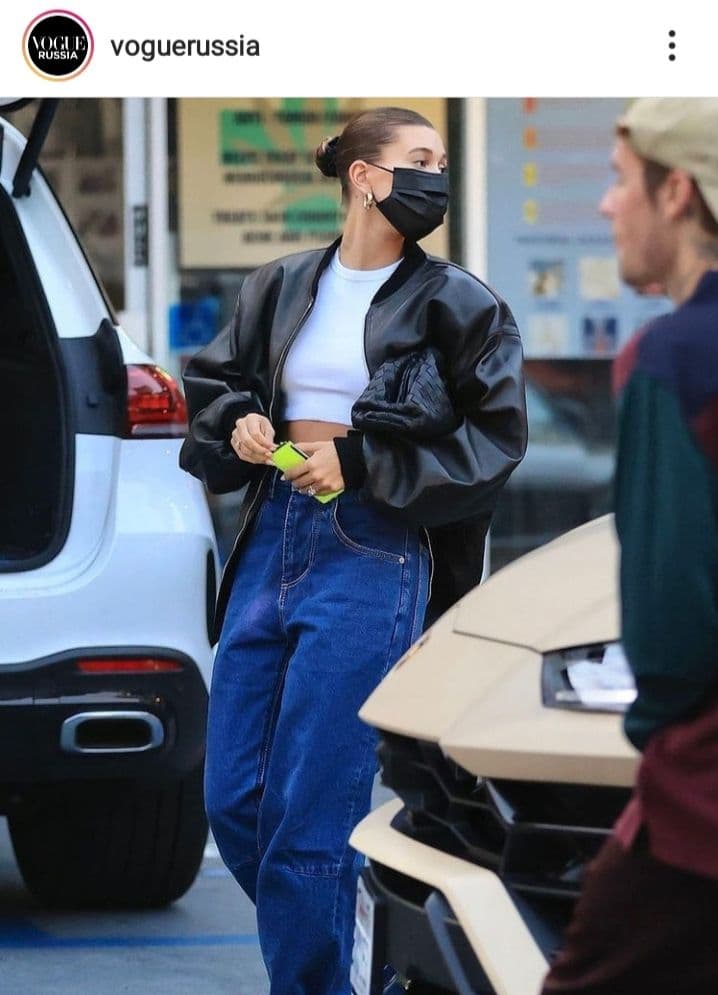 Срочно повторить: Хейли Бибер вышла в свет в самых модных джинсах осени