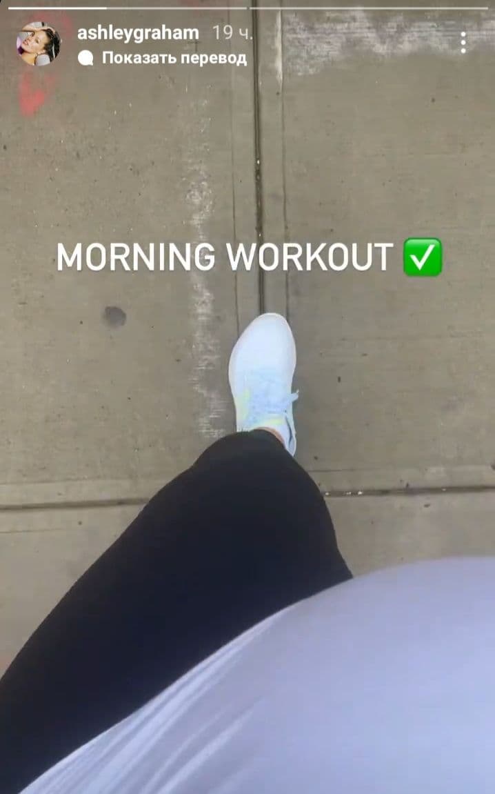Спорт прежде всего: беременная Эшли Грэм в легинсах и топе отправилась на тренировку