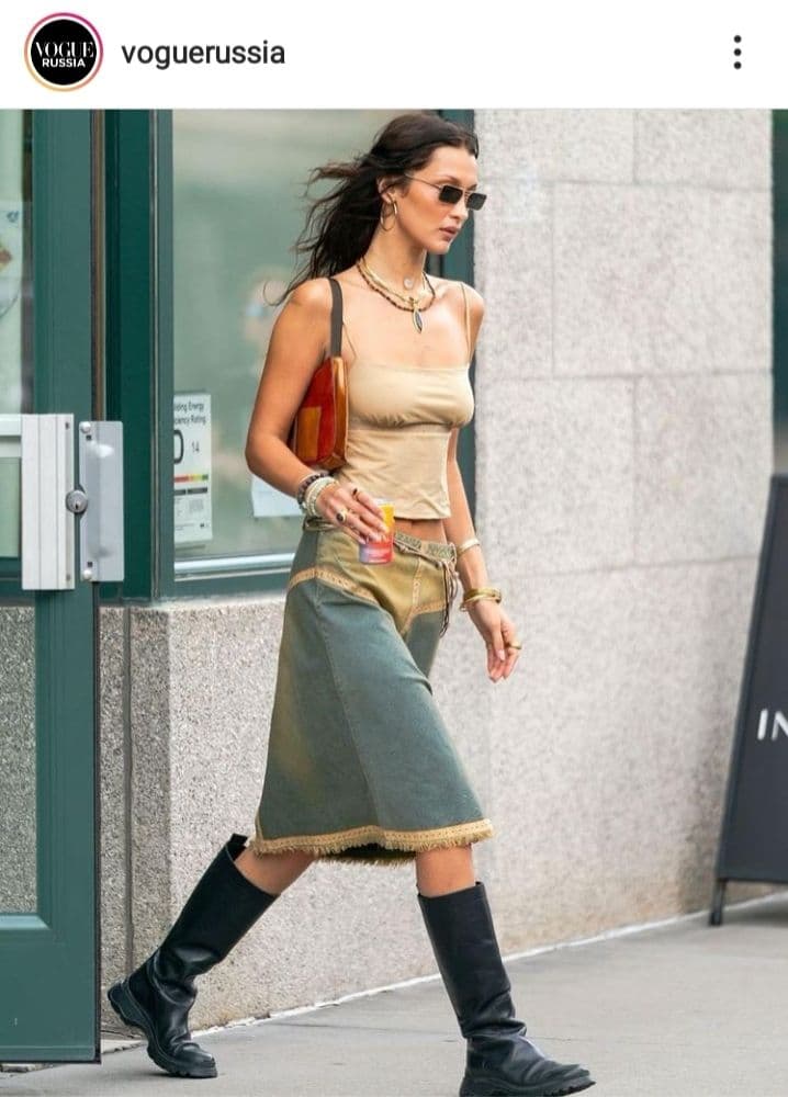 Юбка миди и грубые сапоги: Белла Хадид демонстрирует соблазнительный образ в духе 90-х