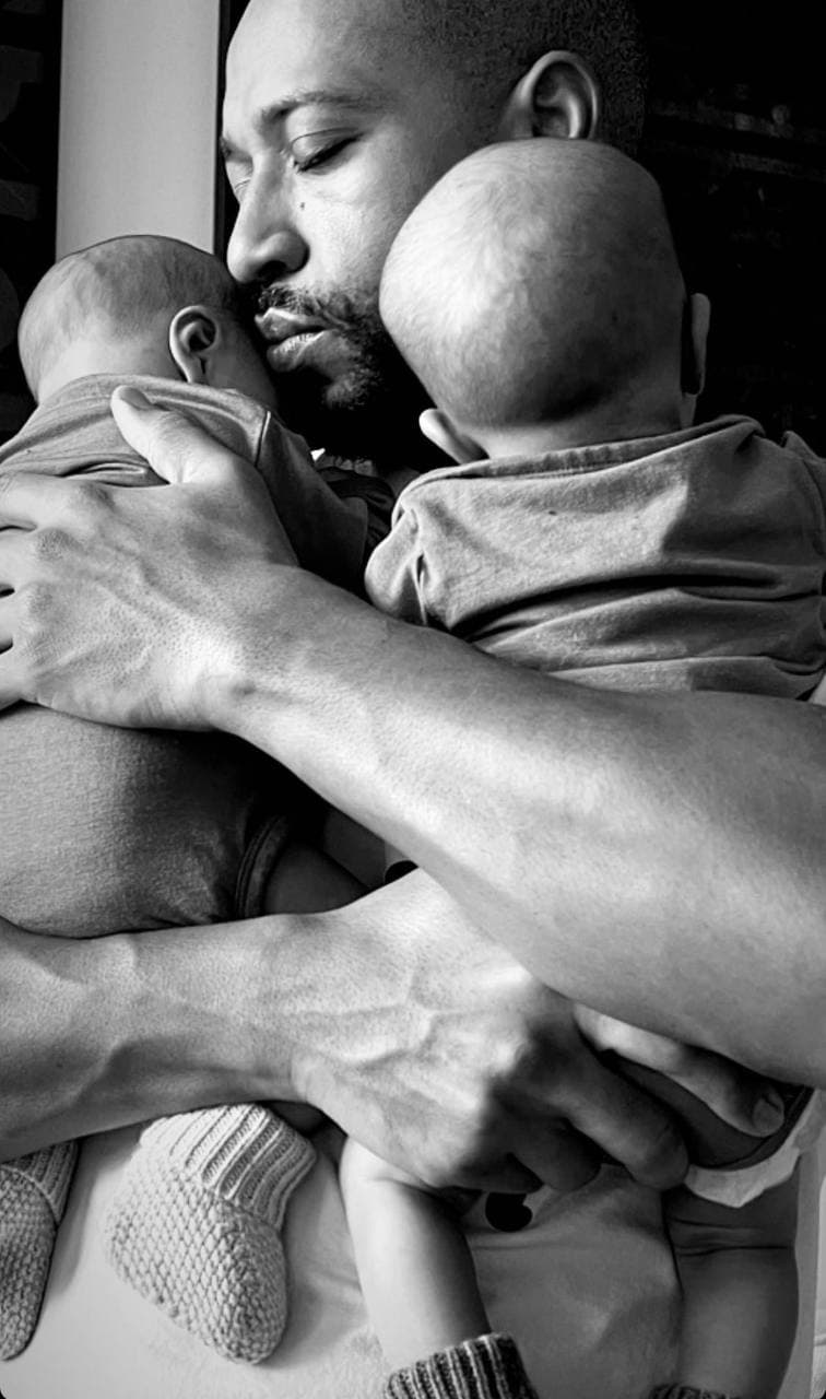 Трижды мама: plus-size модель Эшли Грэм показала первое фото новорожденных близнецов