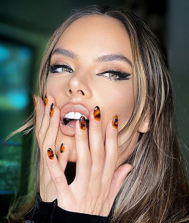 Перевести стрелки: Дуа Липа, Хантер Шефер и другие показали трендовый яркий макияж глаз 2022