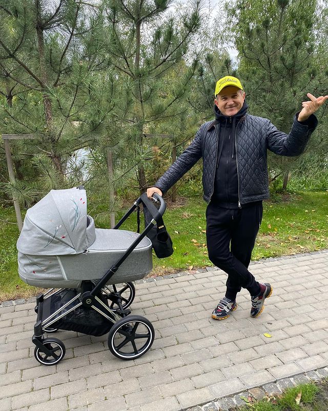 "Заспанные, но счастливые": Осадчая и Горбунов умилили осенней прогулкой с малышом