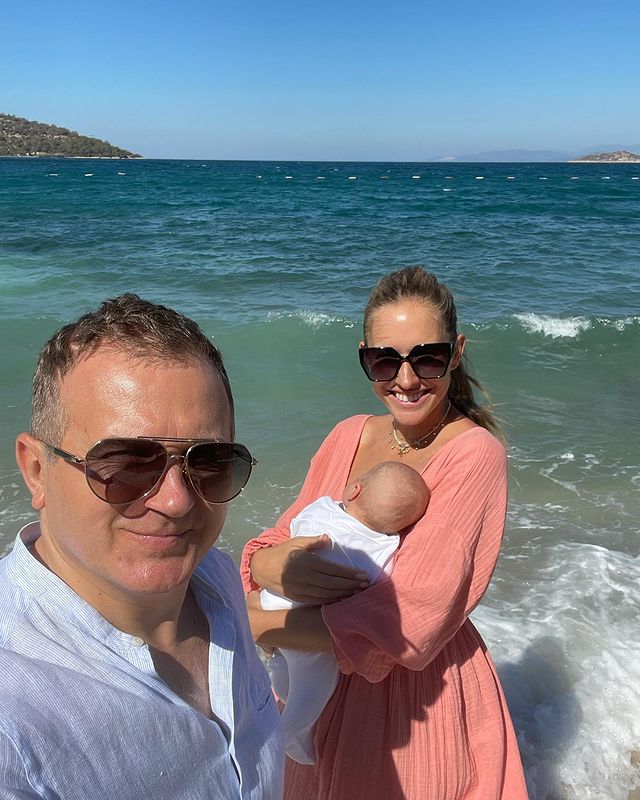 Любовь на троих: Осадчая с Горбуновым и сынишкой растрогали фотосетом у моря по особому поводу