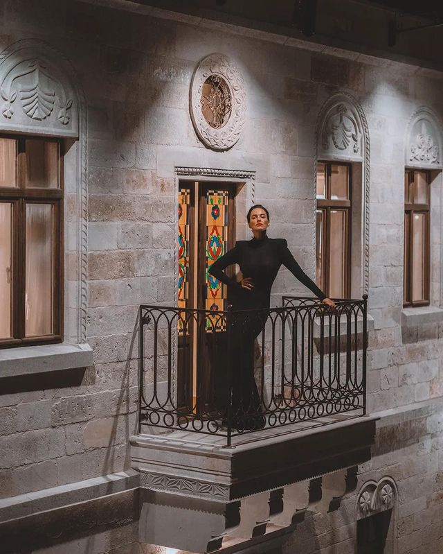 Королівська розкіш: Астаф'єва в напівпрозорій сукні без білизни полонила хвилюючими вигинами