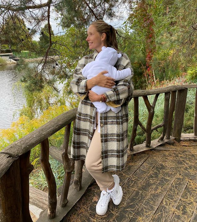 "Заспанные, но счастливые": Осадчая и Горбунов умилили осенней прогулкой с малышом