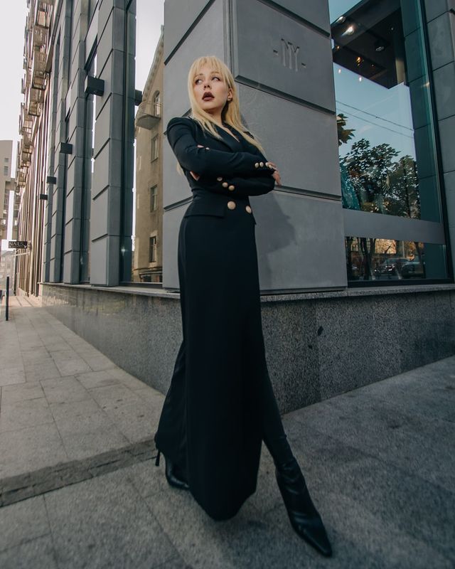 Кароль у сукні-смокінгу за 5 300 грн вбила наповал грацією і стилем: жінка-кішка