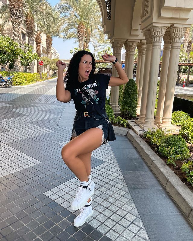 "Немов 18-річна": Каменських у крихітних шортиках підкорила зовнішнім виглядом серед пальм