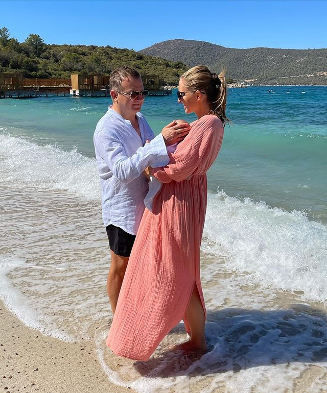 Любовь на троих: Осадчая с Горбуновым и сынишкой растрогали фотосетом у моря по особому поводу