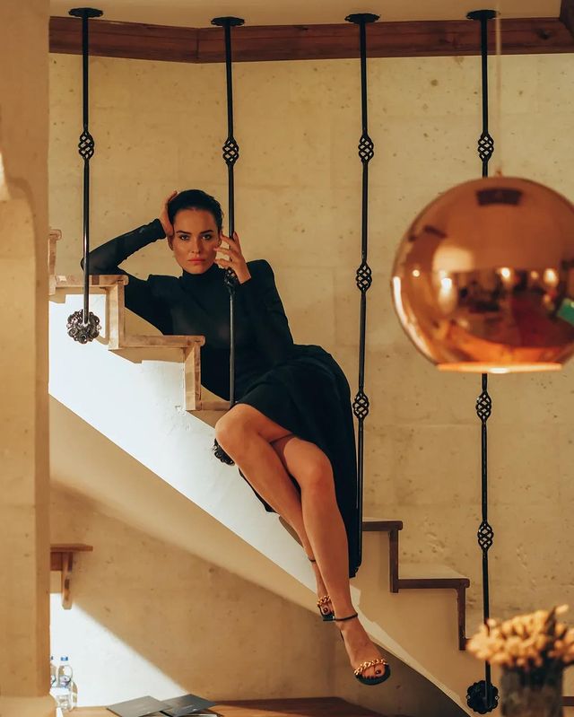 Королівська розкіш: Астаф'єва в напівпрозорій сукні без білизни полонила хвилюючими вигинами