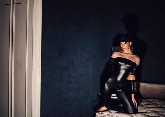 Латекс и атлас: 17-летняя дочь Беллуччи и Касселя будоражит воображение в новом фотосете