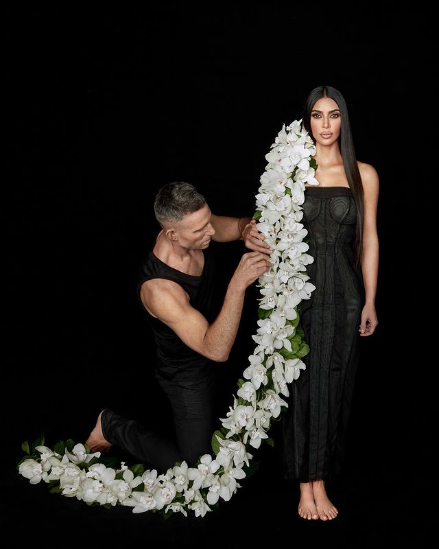 Грані спокуси: ефектна Кім Кардашьян спокушає формами в "голій" сукні і новими ароматами