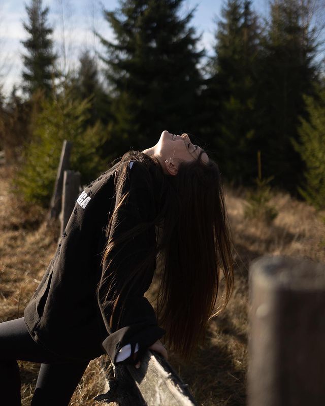 Хочу: Эллерт заинтриговал посланием для "сбежавшей" в Карпаты Мишиной