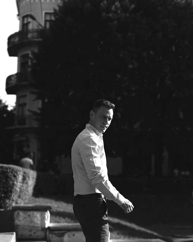 Поздно понял: у экс-участника "Холостячки 2" внезапно провели обыск полицейские