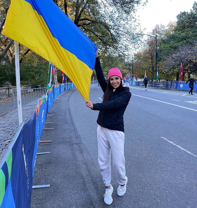 Прилетели специально: Димопулос с украинским флагом в центре Нью-Йорка восхитила признанием