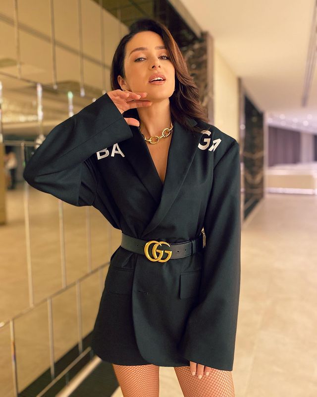 В одній сукні-піджаку і сітчастих колготах: Огнєвіч спокусила появою в подарунку від учасника &quot;Холостячки 2&quot;