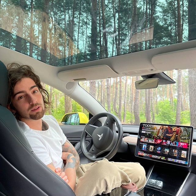 Дорофееву заподозрили в беременности, а она смутила семейным автопарком: зачем номера &quot;палить&quot;?