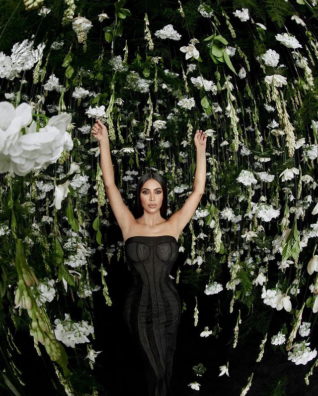 Грані спокуси: ефектна Кім Кардашьян спокушає формами в "голій" сукні і новими ароматами